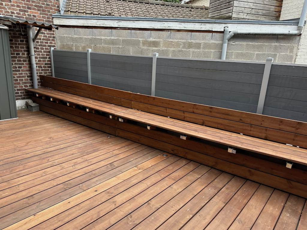 Banc en bois sur une terrasse, réalisé avec le concept Kitterrasse Pro