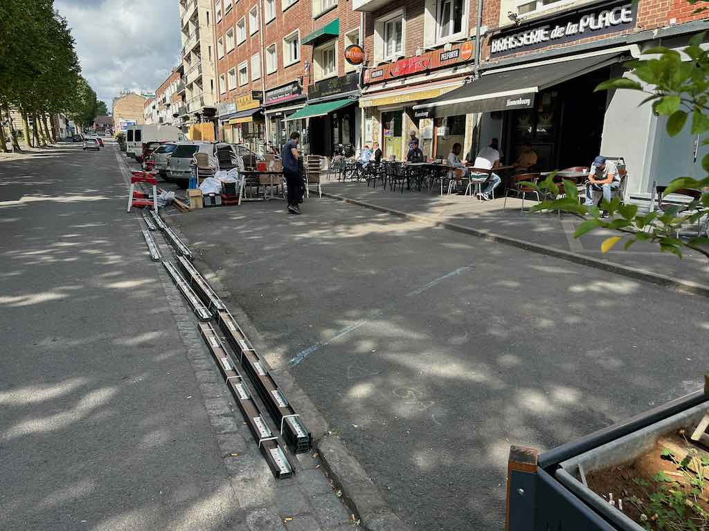 Préparation de l’installation de la terrasse en bois de la Brasserie de la Place