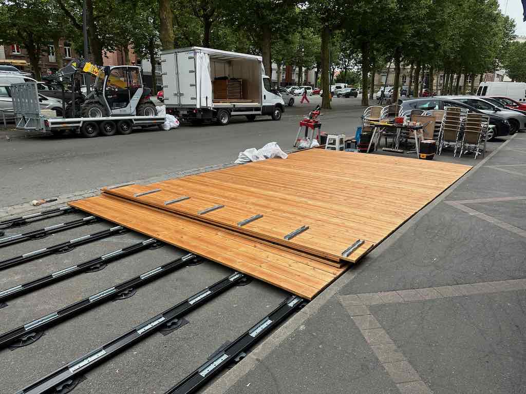 Installation en cours de la terrasse en bois de la Brasserie de la Place