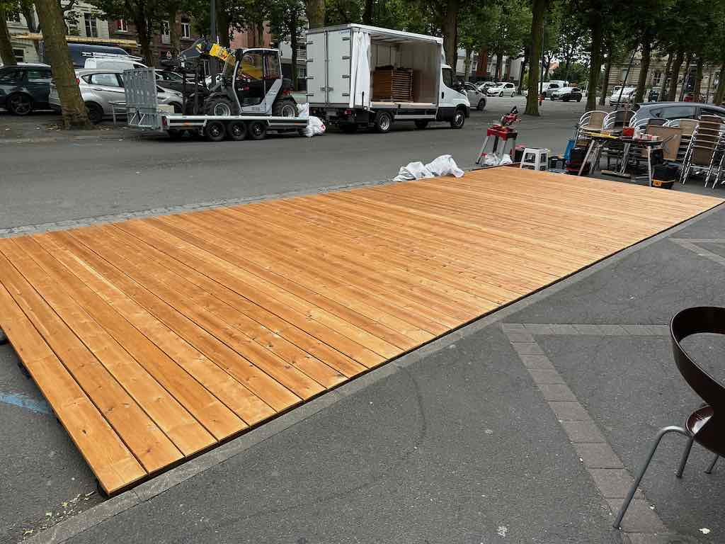 Terrasse en bois de la Brasserie de la Place en cours d’installation