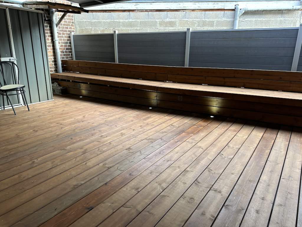 Vue latérale du banc en bois sans vis apparentes, construit avec KitTerrasse Pro à Valenciennes.