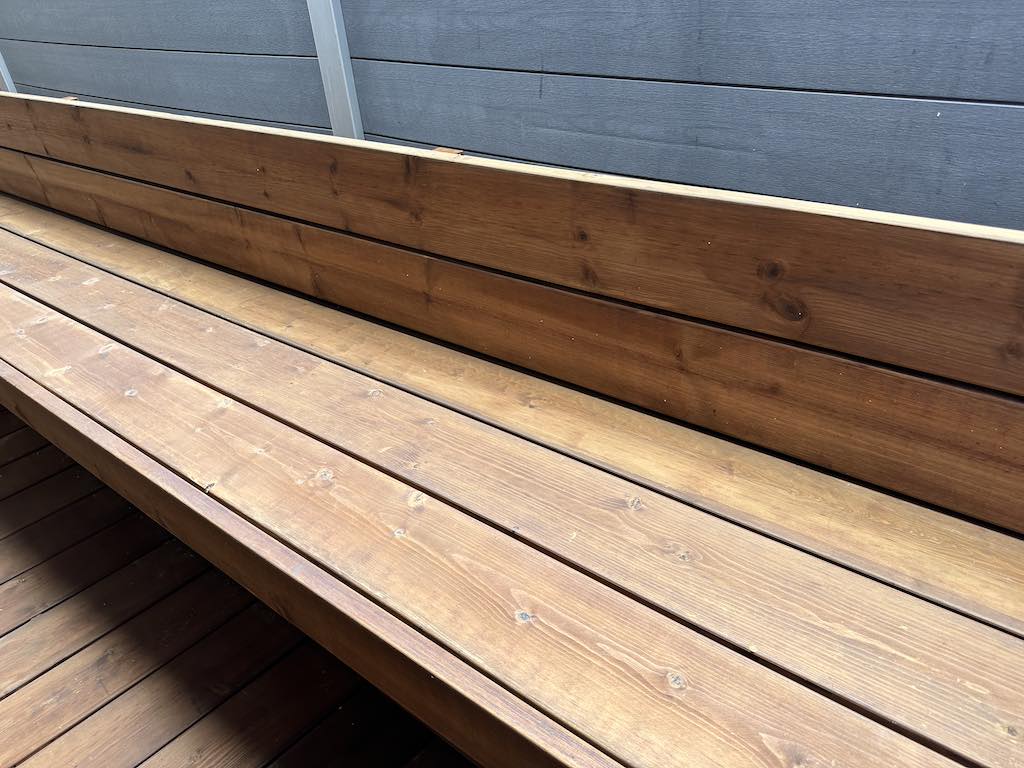 Banc en bois à Valenciennes, conçu pour intégrer des bacs à plantes avec la technologie KitTerrasse Pro.