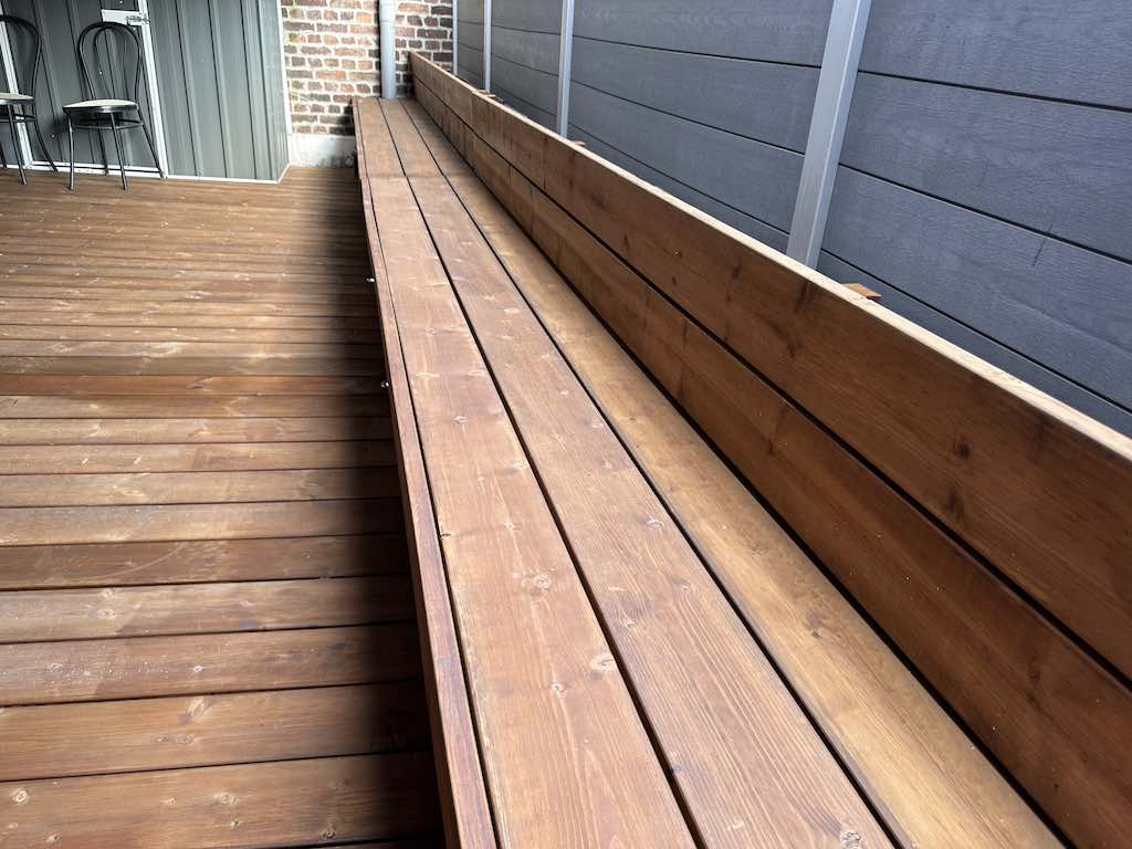 Banc en bois à Valenciennes, conçu pour intégrer des bacs à plantes avec la technologie KitTerrasse Pro.