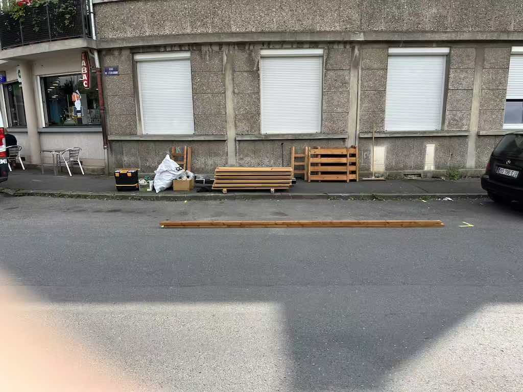 Terrasse en bois devant Le Corner à Charleville, offrant une vue sur un bâtiment historique.