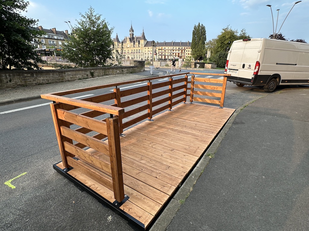 Installation de la terrasse modulaire KitTerrasse Pro devant le Corner à Charleville