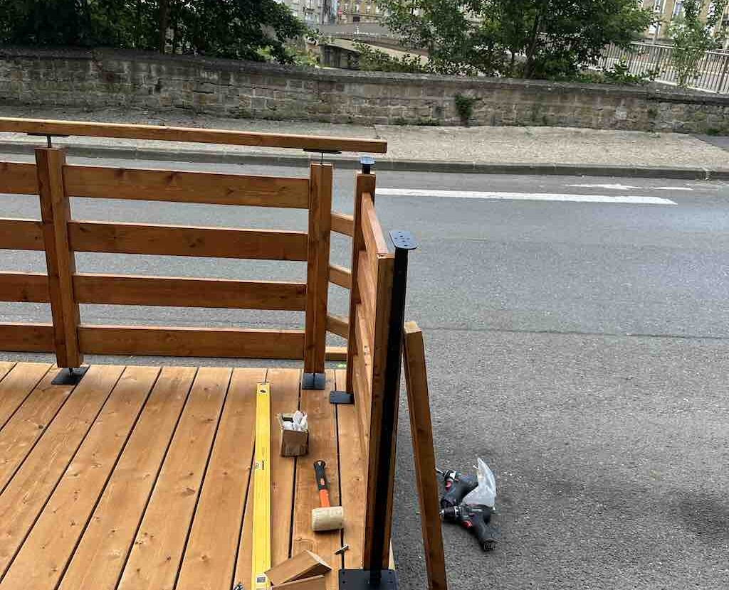 Avancée de l’installation de la terrasse en bois au Corner de Charleville.