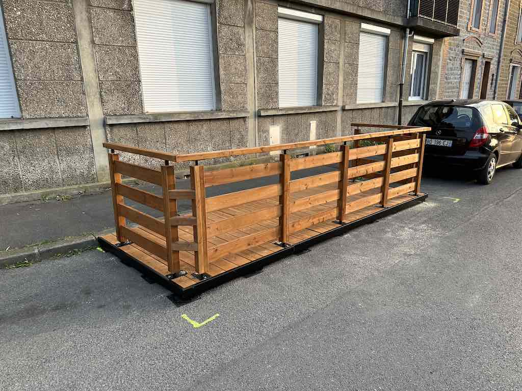 Vue complète de la terrasse en bois installée au Corner de Charleville.