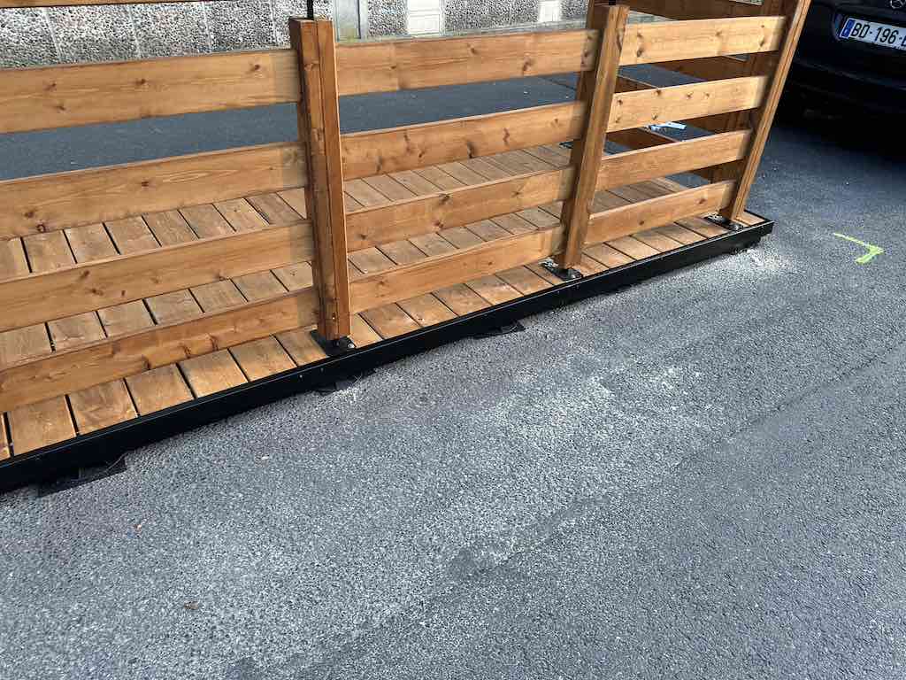 Vue de côté de la terrasse en bois au Corner de Charleville.